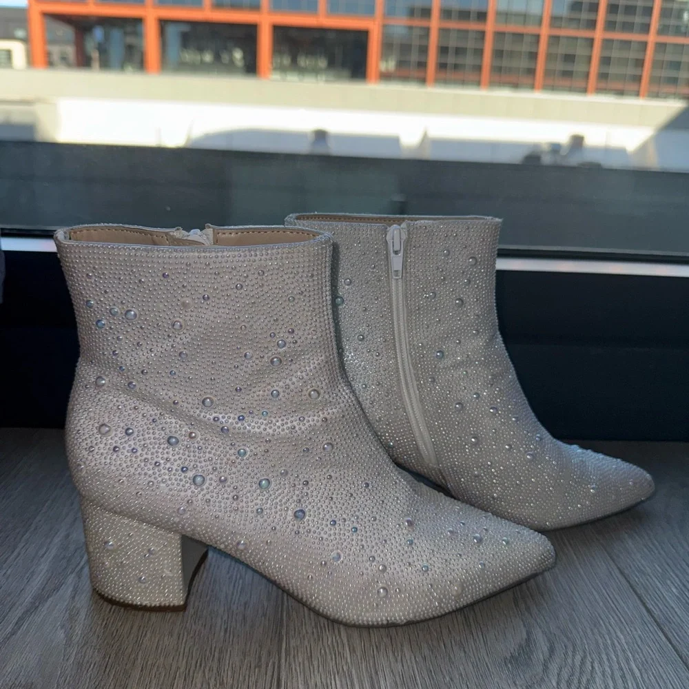 Betsey Johnson White Kyla Bootie - Picture 3 of 7